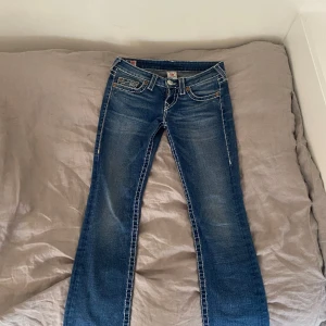 True religion jeans - Säljer dessa superfina low waist flare True Religion jeans. Köpte second hand för 800kr och säljer för 450kr(pris kan diskuteras). Skriv för fler bilder eller frågor. Storlek 26. Är i utmärkt skick och har slit vid benen💕💕