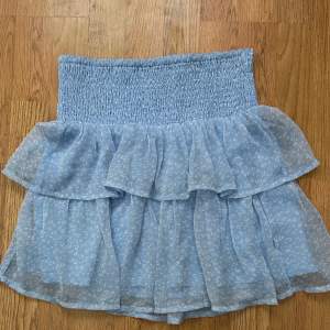 Säljer den här vero Moda kjolen, kan även användas som en topp. Använd en gång. Kom privat för fler bilder❤️