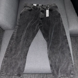 Jeans - Säljer dessa brallor då de är för stora.  Strl: W36 L32  Aldrig använda, enbart testade 2 gånger.  Köptes för 1200kr