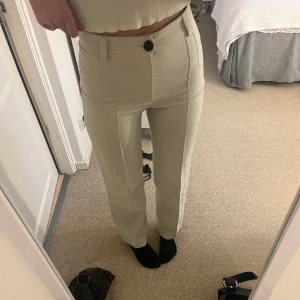 Beige kostymbyxa - Jättefina beiga kostymbyxor från Zara! Bra i längden för mig som är lång🎀🌺