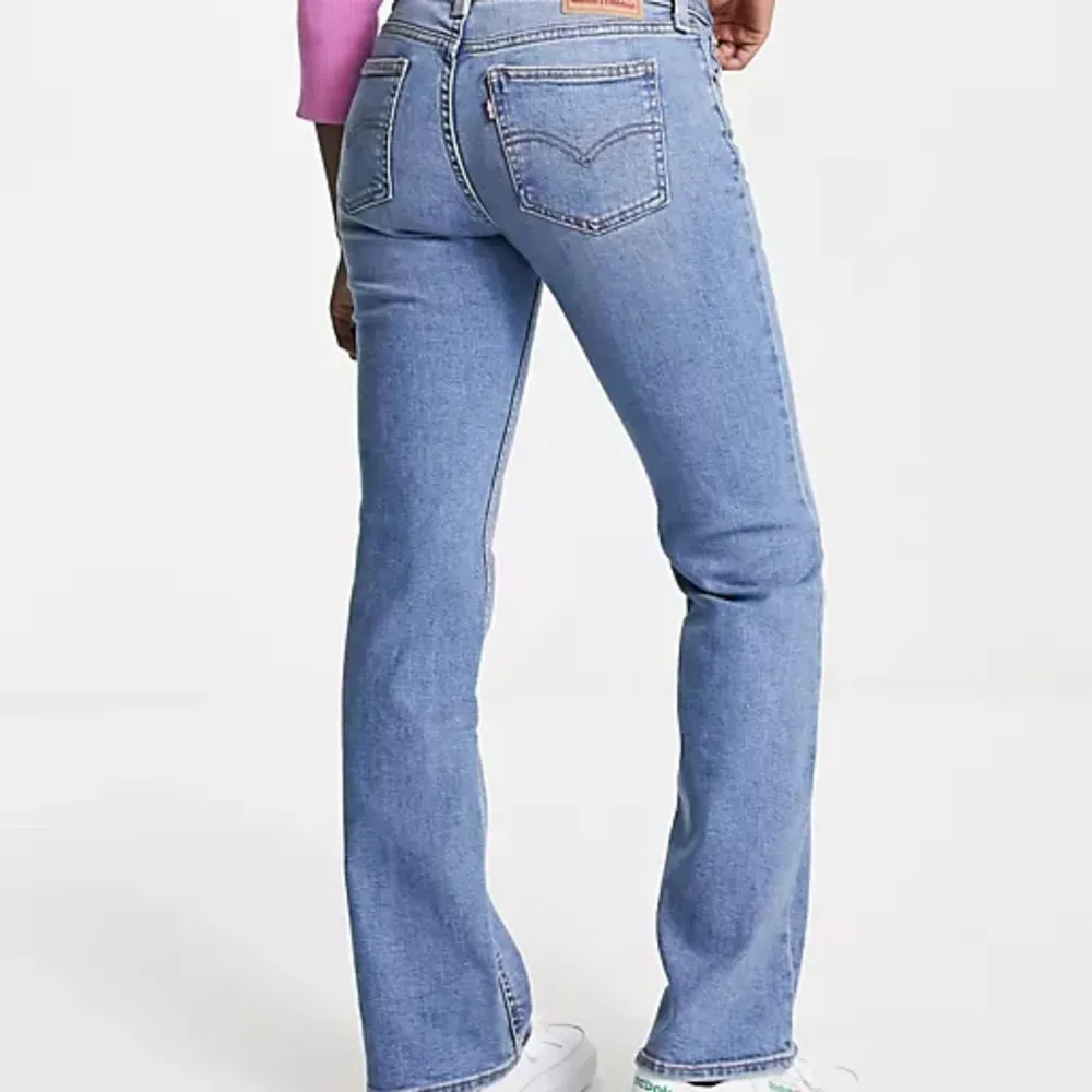 Säljer dessa nästan oanvända Levis jeans!💕💕säljer pga att de är för stora på mig men dom är verkligen så fina😭😭 köptes för 1400kr säljer för 700kr! PRIS KAN DISKUTERAS DÅ JAG BEHÖVER PENGARNA!💕💕💕. Jeans & Byxor.