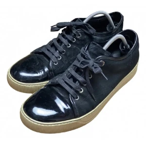 Lanvin - Säljer Lanvins i befintligt skick!  Fraktas via PostNord🚚📦  Färg: Svart  Storlek US 9 alltså 42 men passar 44/45    Låda