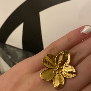 Blomma ring  - En ring som jag beställde men sen ångrade mig. Den är inte rostig och storleken går att ändra lite❤️