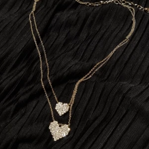 Guldigt halsband hjärtan strass - Kortare modell, dubbelkedja med hjärtan i strass 