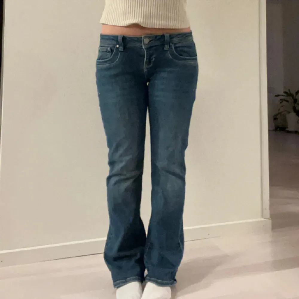 Lågmidjade bootcut jeans i modellen valerie🤍🤍  Lånade bilder. Jeans & Byxor.