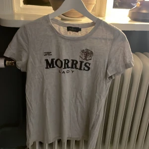 En grå Morris t-shirts - Tröjan är liten i storlek, jag har storlek M vanligt vis men tjöjan är lite för kort för mig. Jag är 174 cm lång, så tror det passar perfekt till folk som är runt 165. Tröjan är äkta! 
