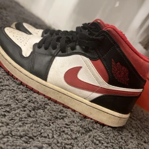 Jordans - Jättefina skor men tyvärr för liten storlek för mig därför jag säljer dem. Kan torka av dem innan jag ger dem till köparen med!