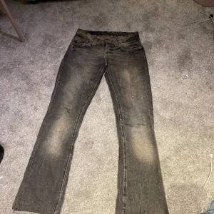 Lågmidjade nudie jeans - Jätte snygga gråa jeans från nudie❣️har sprättat upp dem då de var för korta❣️kom privat om du är intresserad