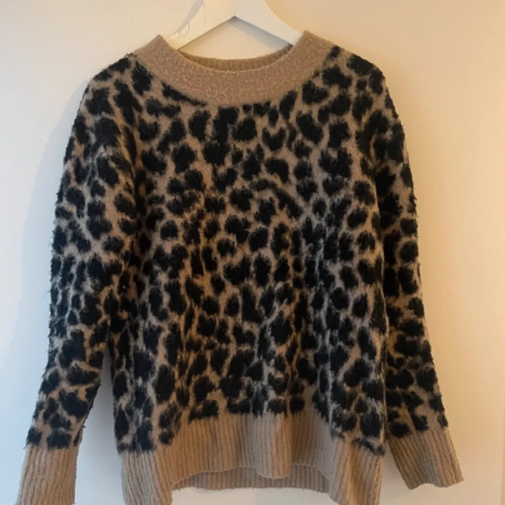 Jättefin stickad tröja i leopard 🐆 mönster!!❤️ Först till kvarn!!!. Tröjor & Koftor.
