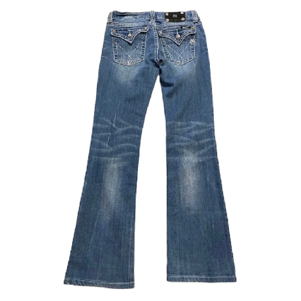 Miss me jeans i modellen JW5353B Ytterbenet 99,5 innerbenet 78cm och midjemåttet rakt över 35,5cm har en slitning på baksida lår (syns på bilden) kontakta vid intresse, lågmidjade💖. Jeans & Byxor.