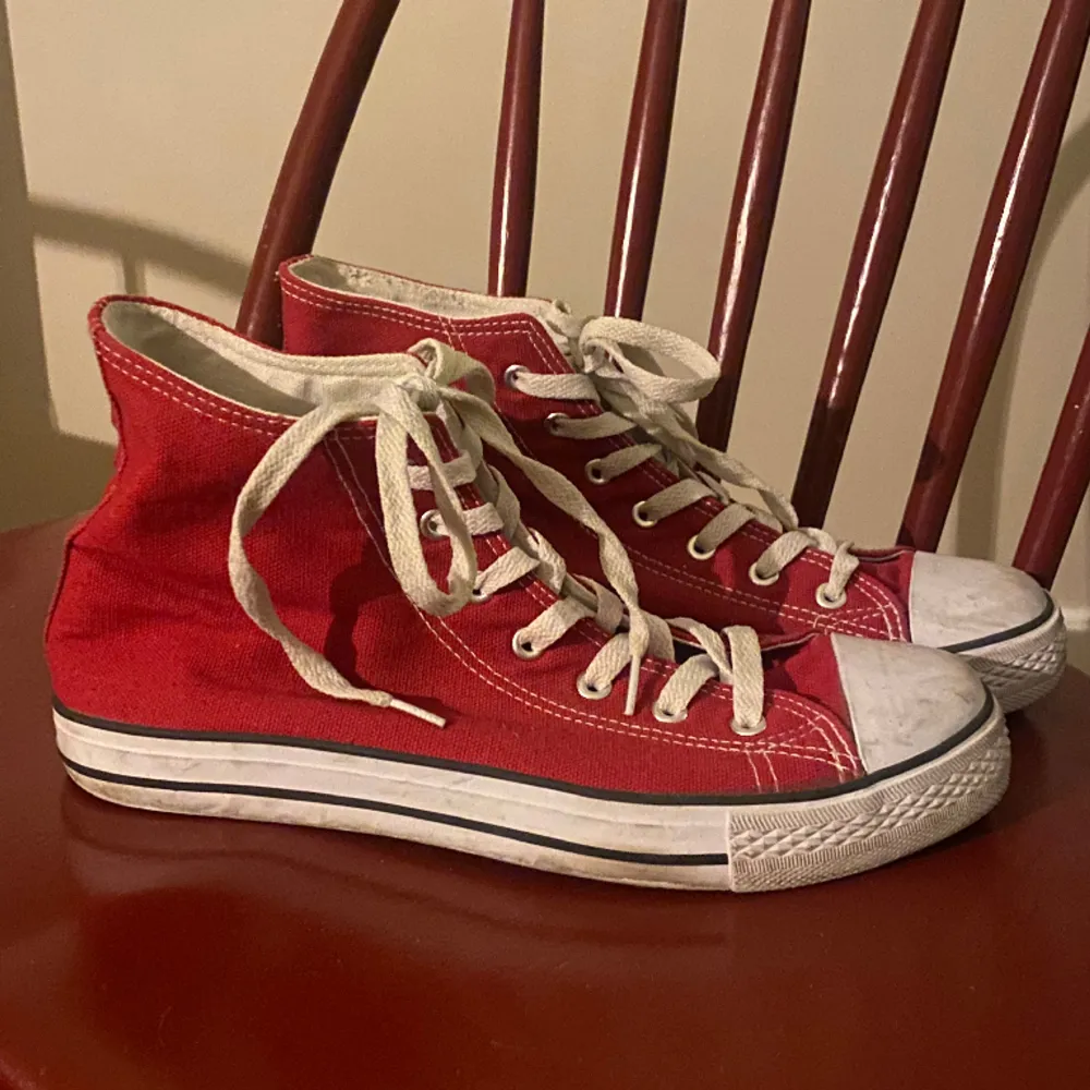 Röda converse liknande skor. Storlek 40. Köpta second hand men fortfarande hela och fina. Skor.