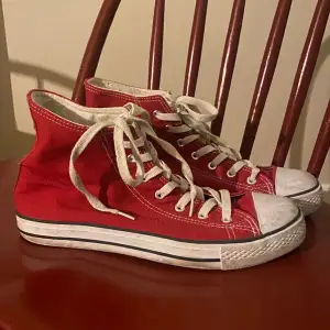 Röda converse liknande skor. Storlek 40. Köpta second hand men fortfarande hela och fina