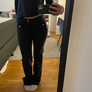 SLUTSÅLDA HM JEANS  - Populära slutsålda hm jeans i nyskick, säljer då det inte är min stil. Jag är ca 160 och de är lite långa på mig. Kontakta för mått och priset går att diskuteras!!💗💗💗