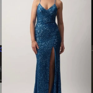Balklänning  - Blå glittrig balklänning i jättebra skick. Lite ljusare än första bilden, andra bilden visar färgen i verkligheten. Skriv privat vid frågor och ge gärna prisförslag!