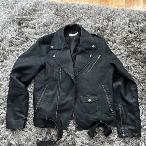 Skinn jacka  - En skin jacka från the tailoring club. Den är väldigt skön och så, den har köpts utomlands. Finns inget som är sönder eller några fläckar. Storlek S men skulle nog säga att den kan passa för M oxå.