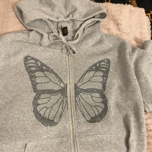 Rhinestone hoodie - Jätte snygg rhinestone hoodie med en fjäril🤍 mycket bra skick, inga stenar saknas och såå mysig zip up🤍 vid frågor kontakta mig privat🤍