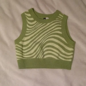 Grön väst från H&M - Väldigt bra skick, xs men ganska liten så skulle säga xxs💗