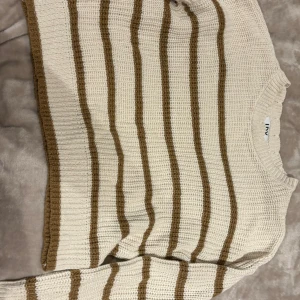  Stickad? tjocktröja från JDY - Denna tröja är från JDY och är superfin! Men har bara använt den 1 gång då den var lite kort för min smak! Det är storlek M