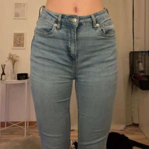 Hög midjade super sköna jeans  - Säljer dessa stretchiga Jeans ifrån lager 157. Köpte för 399 men säljer för 70kr. Jag är 170 cm och dem passa mig perfekt i längden. Kontakta för fler frågor eller funderingar💕