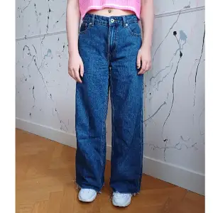 Jeans i nyskick från Pieces! W 26 L 30 Midwaste to highwaste (modellen är 160 cm)
