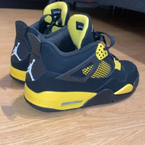 Air Jordan 4 Retro Yellow Thunder  - Säljer mina Jordan 4’s använts endast 3 gånger. De passar inte mig, jag får för ont av de. Priset går att diskutera vid en snabbare affär!