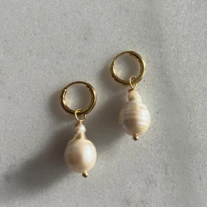 Örhängen med stora sötvattenspärlor  - 18k guldpläterad Hoops. Stora Sötvattenspärlor. Helt nya handgjorda 