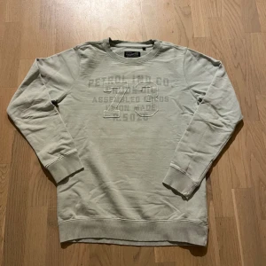 Petrol industris - Ljus blå längärmad tröja i fint skick, de finns dok ett håll under armarna, säljer då jag vuxit ur. 