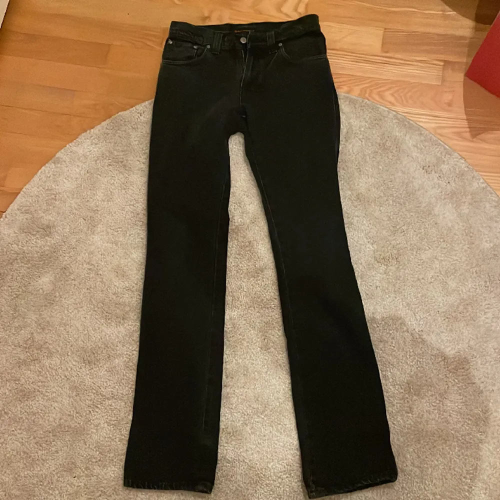 Svarta Nudie Jeans riktigt feta grim tims skick 8,5/10 knappt använda. Jeans & Byxor.
