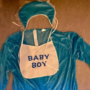 Utklädnad ”baby boy” - Endast använd vid 1 tillfälle! 🥰  Unisex storlek men skulle säga att den passar allt från 160cm lång till 180✌🏼