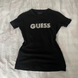 Guess t-shirt - En snygg t-shirt från guess, inte mycket använd men några stenar har gått av annars i nyskick🥰