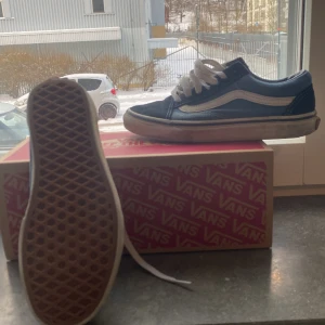 Vans skor - Ganska oanvända vans i färg blåvit. Inga märken och sulan är som o använd.Lite smutsiga men tvättar innan någon köper dom.