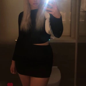 Svart kort kjol - Svart kort kjol från Gina tricot, storlek M, dragkedja, nypris ungefär 250, mitt pris 75!