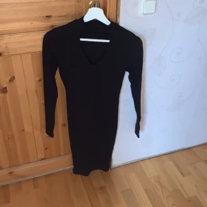 Klänning  - Säljer denna svarta klänning med en lite urringning där uppe 
