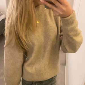 Tröja - En jättefin stickad tröja från &other stories i fint skick den är pyttelite noppring precis vid ärmarna men man tänker inte särskilt mycket på det, sålde precis min andra sån hära tröja fast vit.❤️