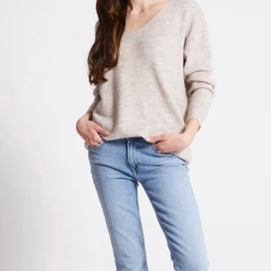 Stickad beige tröja  - Trendig stickad tröja  För mer frågor skriv priv ❤️