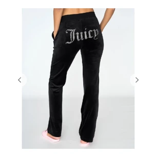 Juicy Couture byxor - Säljer pågrund av att de inte kommer till användning, nytt skick bara haft de 1-2 gånger💕