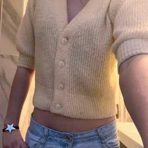 Kortärmad Cardigan - As snygg och trendig kortärmad kofta med knappar! Varm o snygg till hösten!🫵🏽🌟 det är en xs men skulle säga S