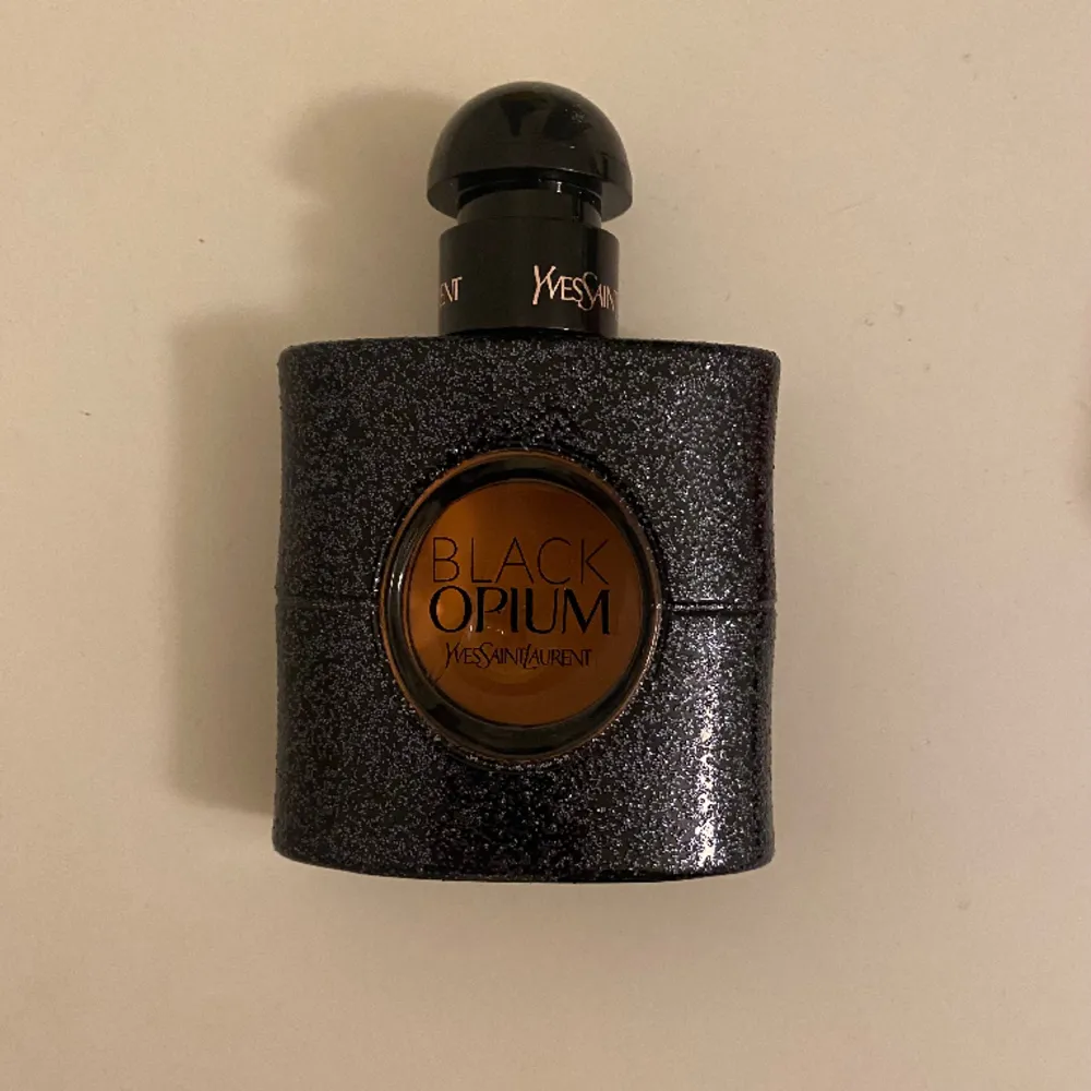 Black opium parfym i 30 ml, endast använd nån enstaka gång :) . Övrigt.