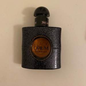 Black opium parfym i 30 ml, endast använd nån enstaka gång :) 
