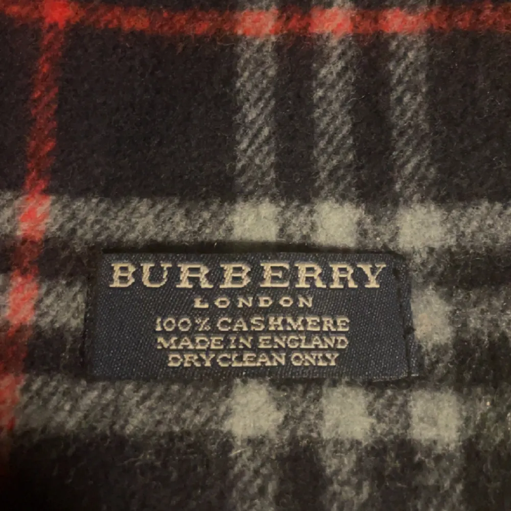 Burberry halsduk i nyskick🤩Tillverkad av 100% ren kashmir🔥Nypris 4600 kr! Längd: 170 cm Bredd: 30 cm, tveka inte att höra av dig vid minsta lilla fundering🙏 . Övrigt.