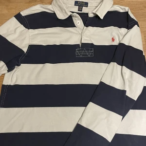 Ralph lauren tröja - Säljer min Ralph lauren tröja då jag inte använder den längre, tröjan är i storlek XL för barn och 18-20 år, vilket motsvarar ungefär S-M. Tröjan är i skick 9/10 och är sparsamt använd. Skriv vid fler bilder eller frågor!👌😁