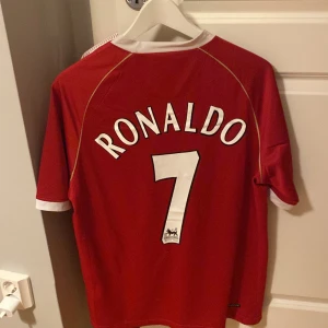 Ronaldo tröja 2006 - Skicket är i 9/10 använd 1 gång Storlek L Hör av dig vid några funderingar  Pris kan diskuteras 