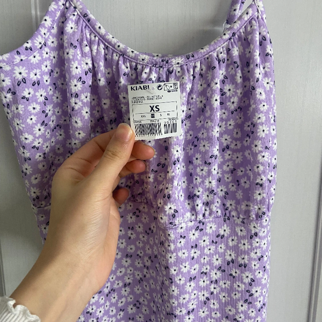 Oanvänd Blommig lila klänning storlek Xs - 90