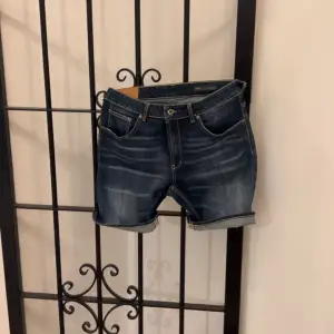 Ritkigt schyssta dondup shorts, perfekta till sommaren Väldigt fint skick  Storlek 34 Nypris 2500-3000kr 