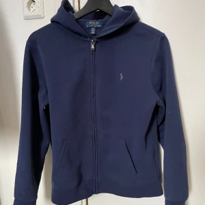 Ralph Lauren zip hoddie - Polo Ralph Lauren zip hoddie i storleken 14-16 vilket motsvarar XSS-XS