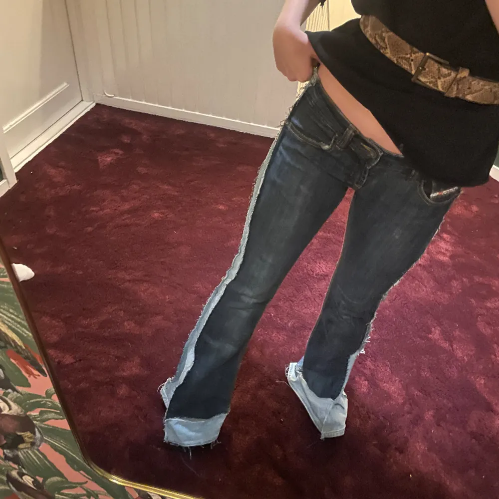 Jättefina jeans som i grunden var lite små så sydde om sidorna och nedtill. Hon på bilden är 162 för referens🧡. Jeans & Byxor.