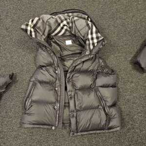 Burberry jacka/väst - Nästan nyskick, använd en säsong. Finns med kvitto.