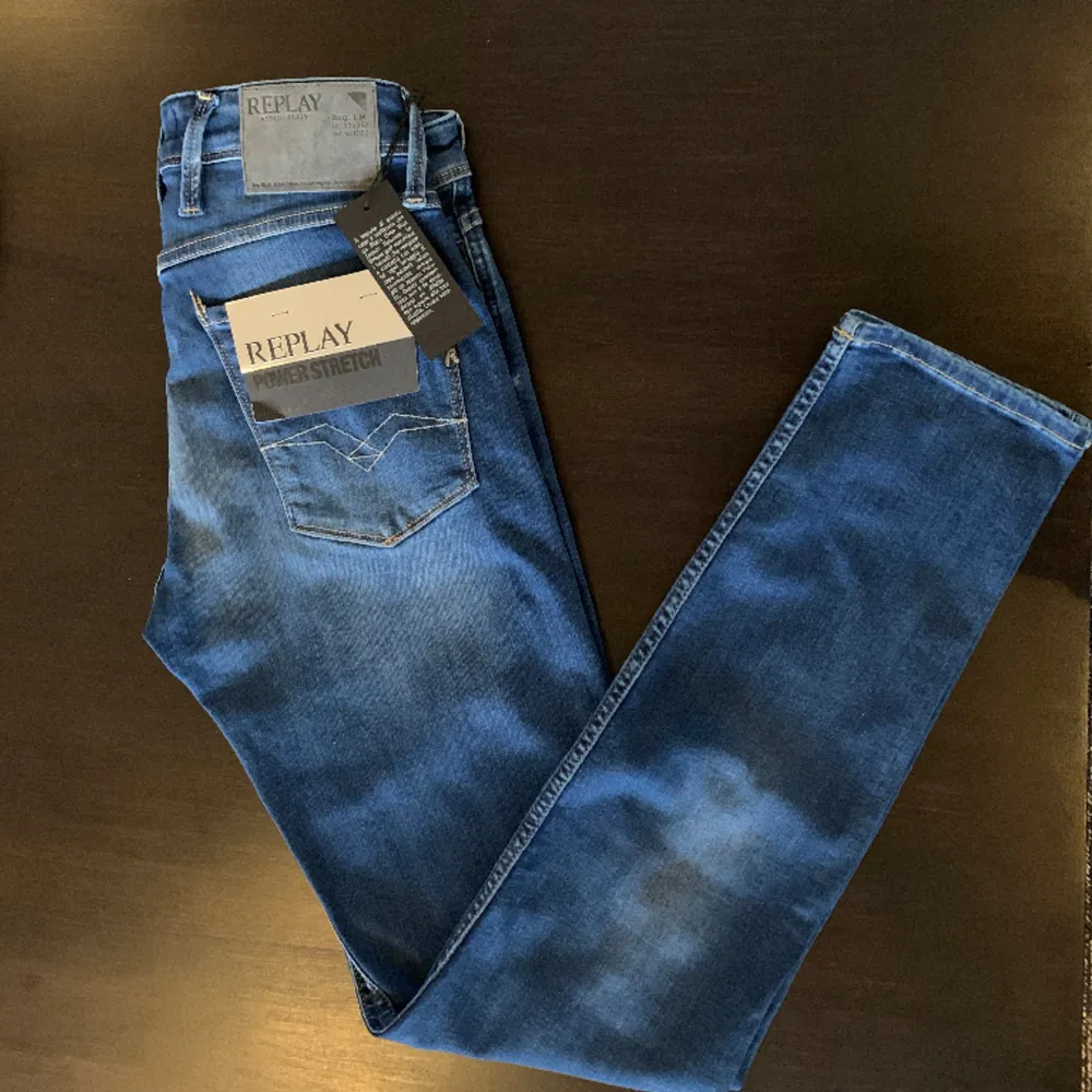 HELT NYA! Ett par replay jeans som aldrig har varit använda och alla tags är kvar. Storlek 29/32 och nypris 1800kr. Modellen är anbass och passformen är slim fit.. Jeans & Byxor.