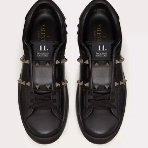 Valentino skor - Säljer ett par valentino skor som endast är använda 3 ggr och kommer då inte längre till användning🌸 