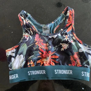 Stronger - Stronger träningstopp i storlek Small i mycket fint skick.